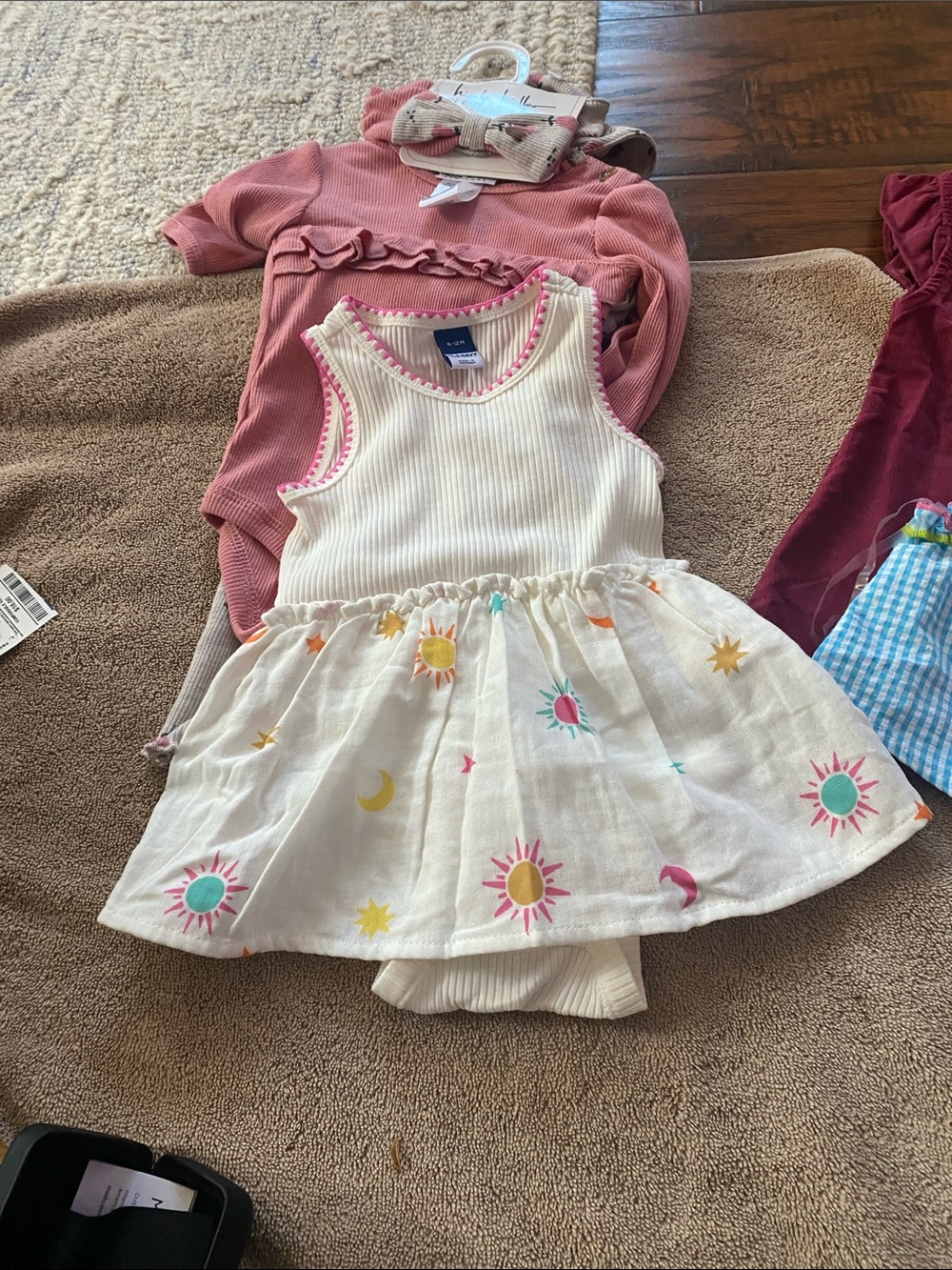 Baby girl bundle of clothes 6-9 - Picture 3 of 7